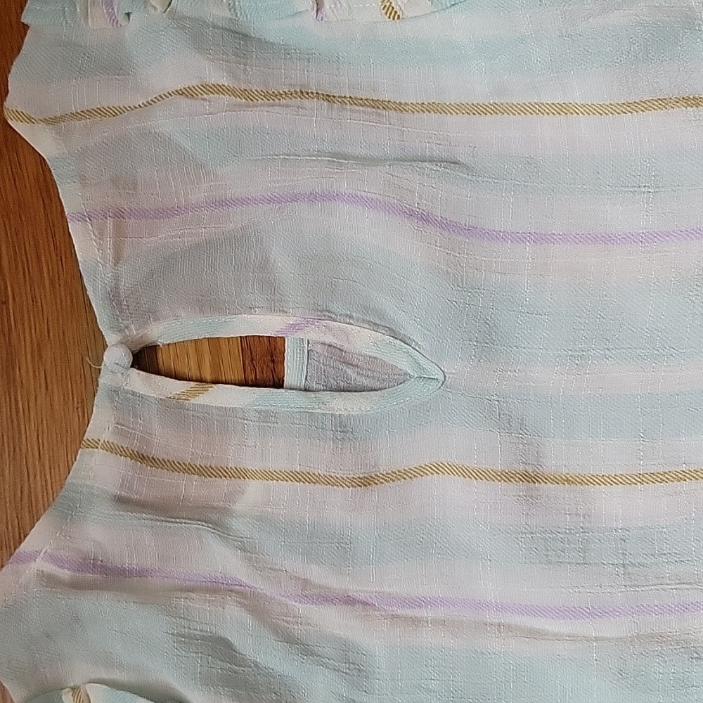 MINE Ruffle sleeve top. - Picture 4 of 4